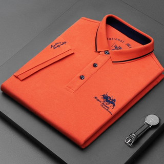 Casual herenpolo met korte mouwen en knoopsluiting, gemaakt van katoen. oranje