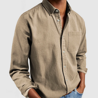 Casual overhemd, ontspannen stijl, geschikt voor diverse gelegenheden. khaki