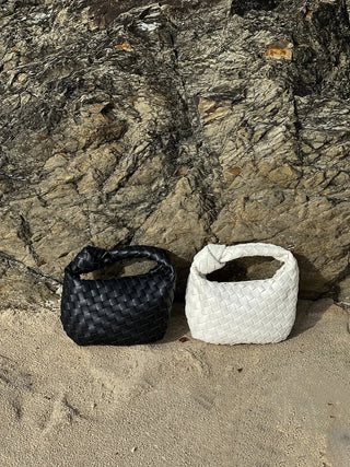 Crossbodytas met geweven design, gemaakt van veganistisch leer, lichtgewicht.