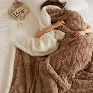 Dikke winterdeken van lamswol met fleecevoering voor extra warmte en comfort. Donkerbruin
