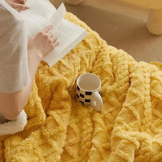Dikke winterdeken van lamswol met fleecevoering voor extra warmte en comfort. Geel