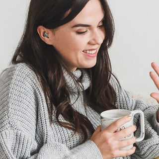 Draadloze Bluetooth-koptelefoon, ontworpen om de vorm van het oor te volgen. Vederlicht.