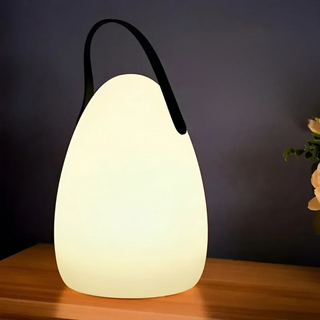 Draagbare, waterdichte, draadloze tafellamp voor binnen- en buitengebruik met flexibele plaatsingsmogelijkheden en een stijlvol, modern design. A