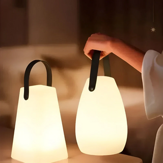 Draagbare, waterdichte, draadloze tafellamp voor binnen- en buitengebruik met flexibele plaatsingsmogelijkheden en een stijlvol, modern design.