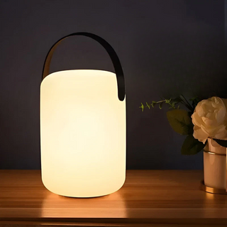 Draagbare, waterdichte, draadloze tafellamp voor binnen- en buitengebruik met flexibele plaatsingsmogelijkheden en een stijlvol, modern design. D