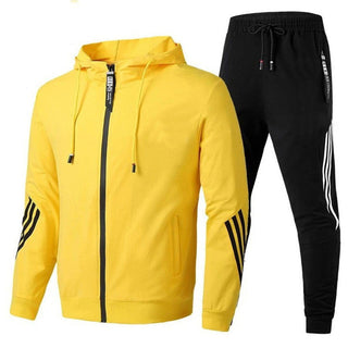 Heren trainingspak. Hoogwaardig materiaal. Tijdloze stijl. geel
