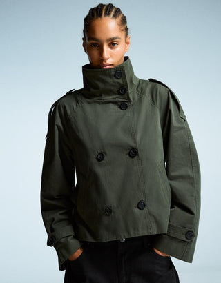 Klassieke en lichtgewicht korte trenchcoat voor de herfst, gemaakt van een katoenmix. Groen