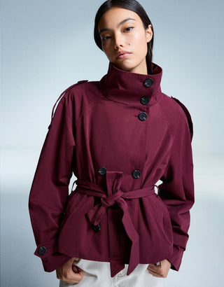 Klassieke en lichtgewicht korte trenchcoat voor de herfst, gemaakt van een katoenmix. Bordeauxroze