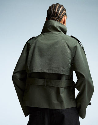 Klassieke en lichtgewicht korte trenchcoat voor de herfst, gemaakt van een katoenmix.