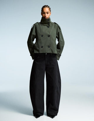 Klassieke en lichtgewicht korte trenchcoat voor de herfst, gemaakt van een katoenmix.