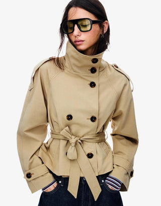 Klassieke en lichtgewicht korte trenchcoat voor de herfst, gemaakt van een katoenmix. Kaki