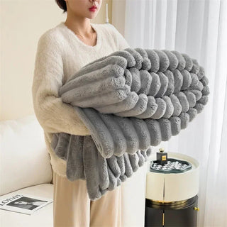 Knuffeldekens van fleece voor warmte en gezelligheid thuis. Zilvergrijs