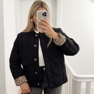 Tasana | Luxe Tussenjas met Trendy Stiksels - Luipaard Print Zwart
