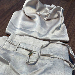 Luxe tweedelige set met elegante top en broek, geschikt voor feestjes en dagelijks gebruik.