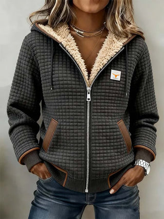 Retro outdoorjas voor dames met ruitpatroon, dubbele kraag en warme uitstraling.