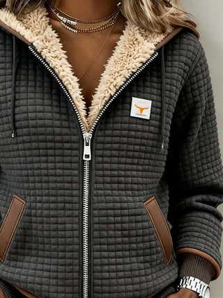 Retro outdoorjas voor dames met ruitpatroon, dubbele kraag en warme uitstraling.
