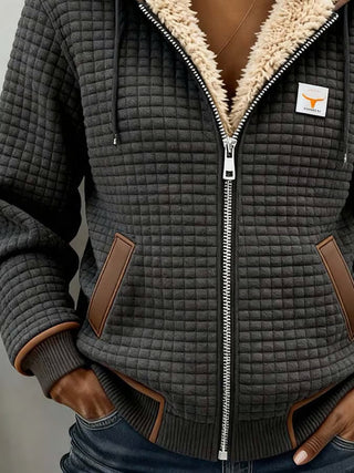 Retro outdoorjas voor dames met ruitpatroon, dubbele kraag en warme uitstraling.