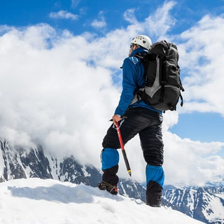 Thermische outdoorbroek van ganzendons met ritssluiting, geschikt voor kamperen, wandelen en skiën.