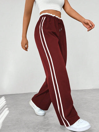 Trendy sportbroek met wijde pijpen en hoge taille voor een relaxte stijl en comfort. Bordeaux