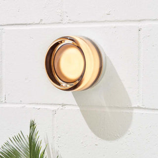 Wandlamp met kuiltjes, zacht licht en gewatteerd patroon, sfeervolle uitstraling.