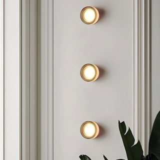 Wandlamp met kuiltjes, zacht licht en gewatteerd patroon, sfeervolle uitstraling.