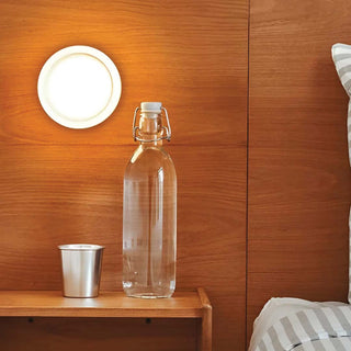 Wandlamp met kuiltjes, zacht licht en gewatteerd patroon, sfeervolle uitstraling.