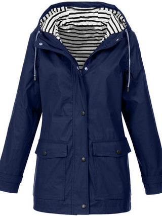 Waterdichte en winddichte damesjas voor buitenactiviteiten en wandelen. donkerblauw