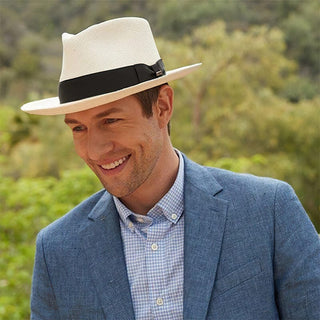 Witte vilten fedora met zwarte band, one size fits all