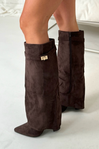 Aura | Dames Hoge Laarzen – Leer of Suède met Flap & Blokhak (8,5 cm) Bruin - Suède