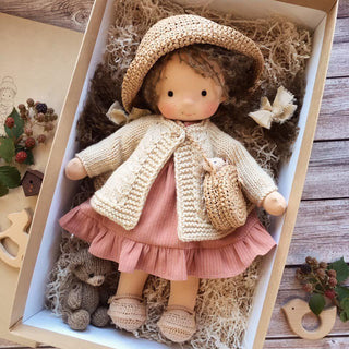 Handgemaakte Winter Waldorf Knuffelpop – Poppi J