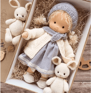 Handgemaakte Winter Waldorf Knuffelpop – Poppi E