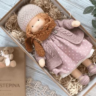 Handgemaakte Winter Waldorf Knuffelpop – Poppi F