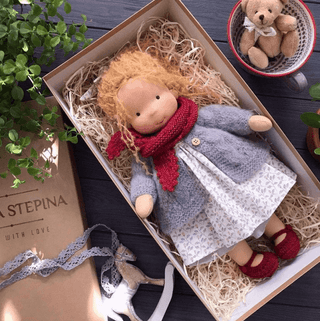 Handgemaakte Winter Waldorf Knuffelpop – Poppi K